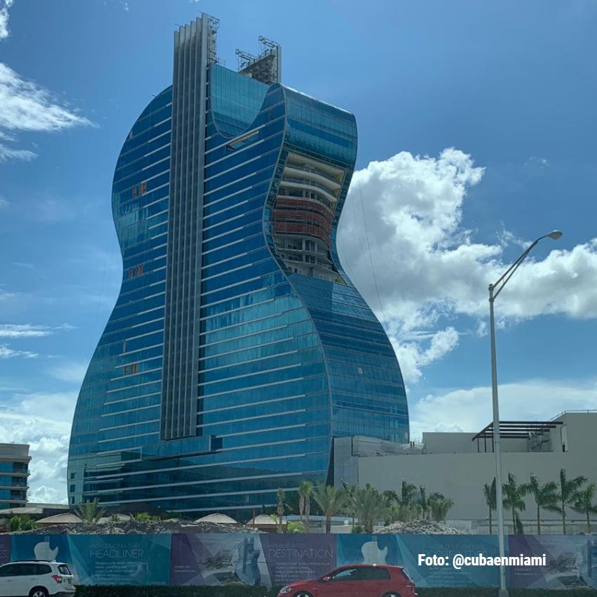 Casi listo el hotel  con forma de guitarra en Hollywood 