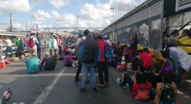 Alrededor De 300 Migrantes Intentan Cruzar Ilegalmente A EEUU Causando ...