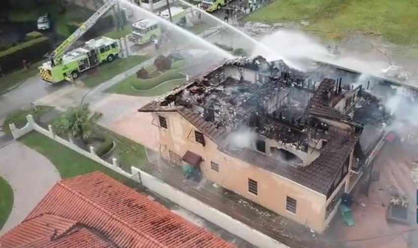 Un rayo cae sobre una casa en Miami y provoca un voraz incendio