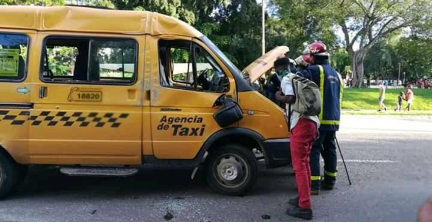 Se Vuelca Un Taxi Amarillo En Centrica Avenida Del Vedado Y Deja Varios Lesionados